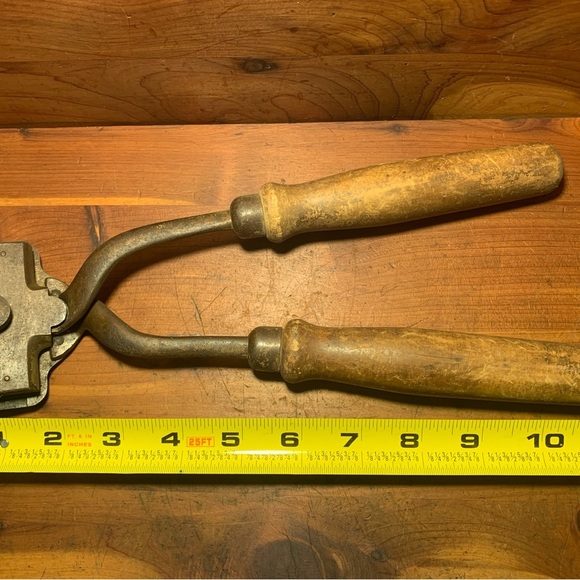 Vintage Manuel Horse Sheers with Wooden Handles - Picture 3 of 8